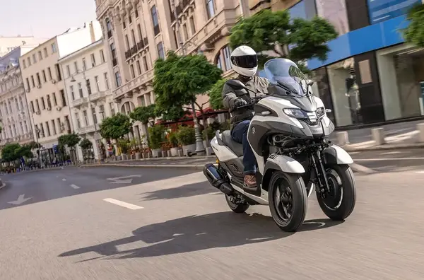 Air bag scooter 3 roues Yamaha Tricity 300 13