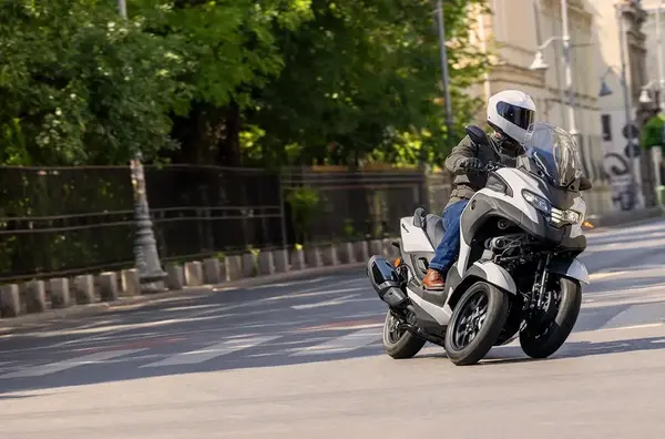 Air bag scooter 3 roues Yamaha Tricity 300 15