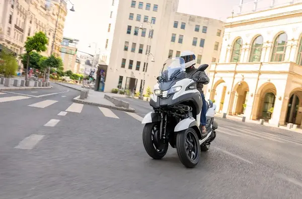 Air bag scooter 3 roues Yamaha Tricity 300 16