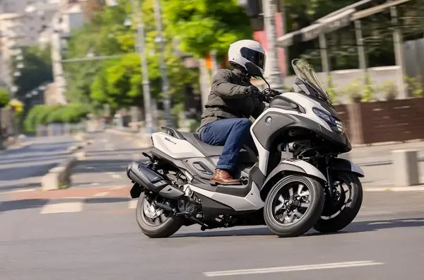 Air bag scooter 3 roues Yamaha Tricity 300 18