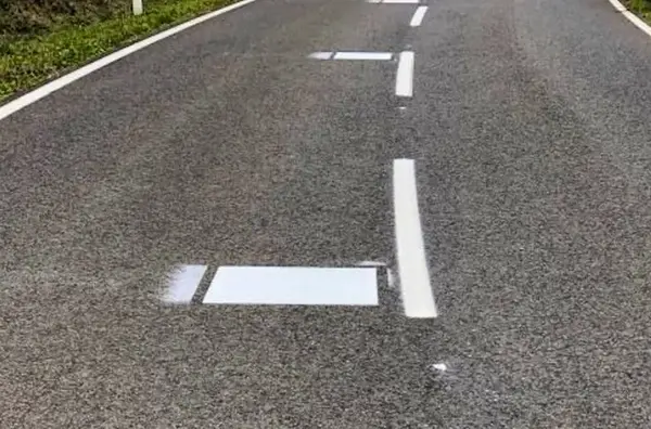 Marquage route scoter 3 roues 1