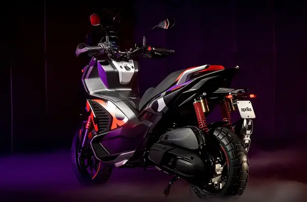 Maxi scooter APRILIA SR G 400 2