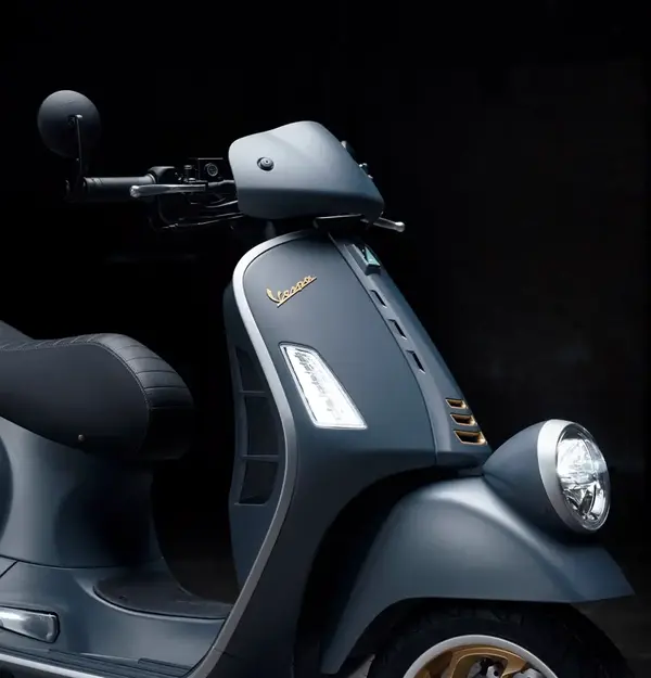 Maxi scooter Vespa 310 GT 10