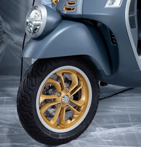 Maxi scooter Vespa 310 GT 11