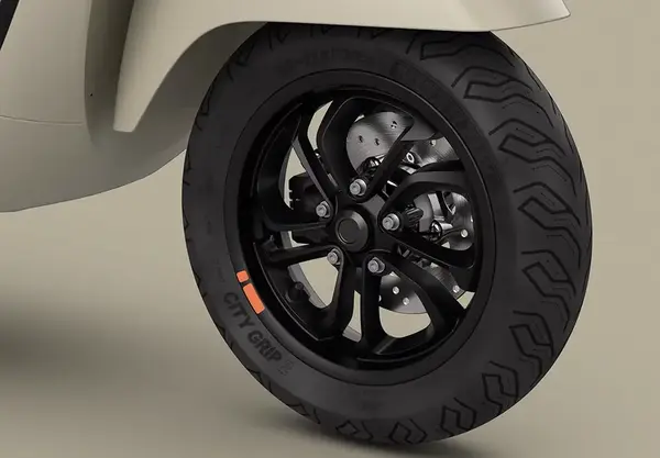 Maxi scooter Vespa 310 GT 26