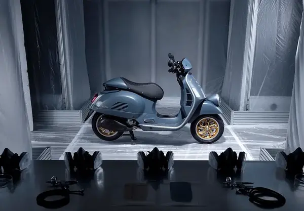 Maxi scooter Vespa 310 GT 27
