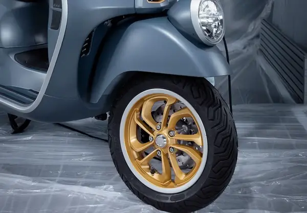 Maxi scooter Vespa 310 GT 31