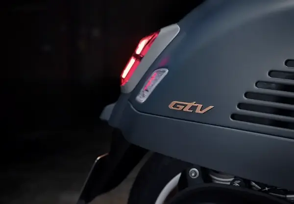 Maxi scooter Vespa 310 GT 32