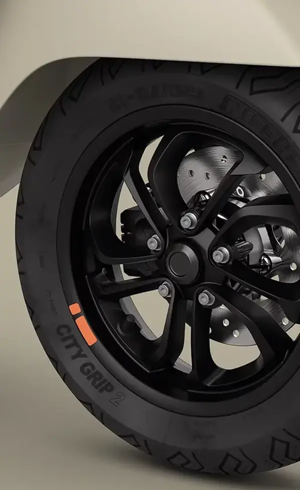 Maxi scooter Vespa 310 GT 9