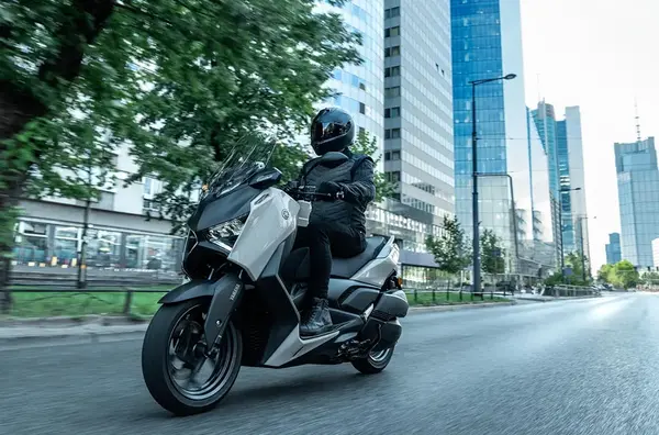 Maxi scooter Yamaha XMAX 300 2