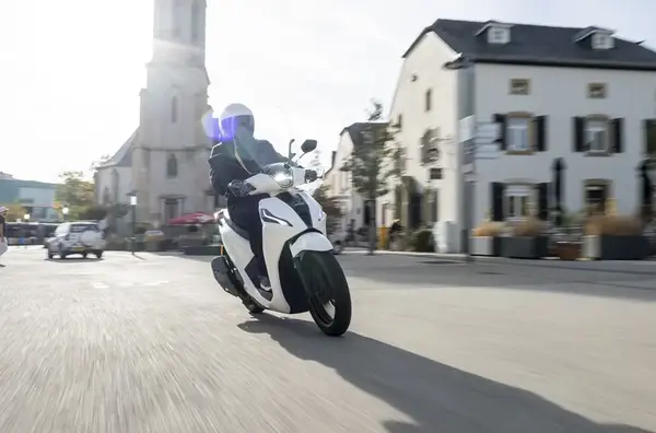 Scooter 2 roues Kymco People R HYBRID 125 1