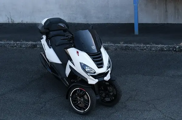 Scooter 3 roues Peugeot Metropolis SW R 2
