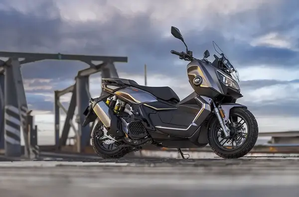 Scooter QJ Motor ATR 125 7