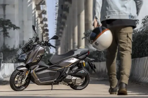 Scooter QJ Motor ATR 125 8