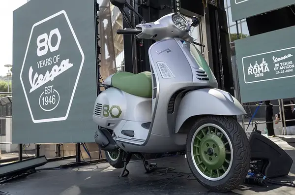Scooter Vespa Edition Ottantesimo 2