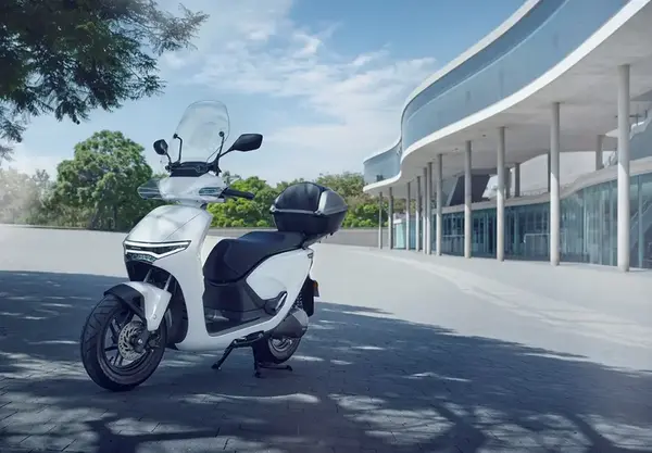 Scooter electrique 125 Honda CUV e 11
